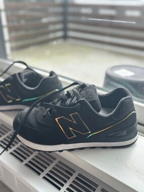 New Balance Woman’s Black Sneaker with Iridescent Accent | Size 8
